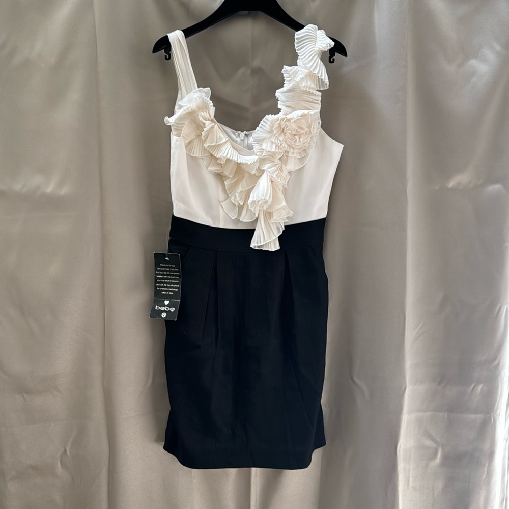 Bebe size2 black and white cocktail dress with pockets